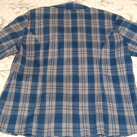Adorable button up v-neck blouse - Picture 5 of 15